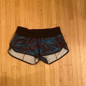 Lululemon 2.5 speed up Jungle colors with black waste band size 6